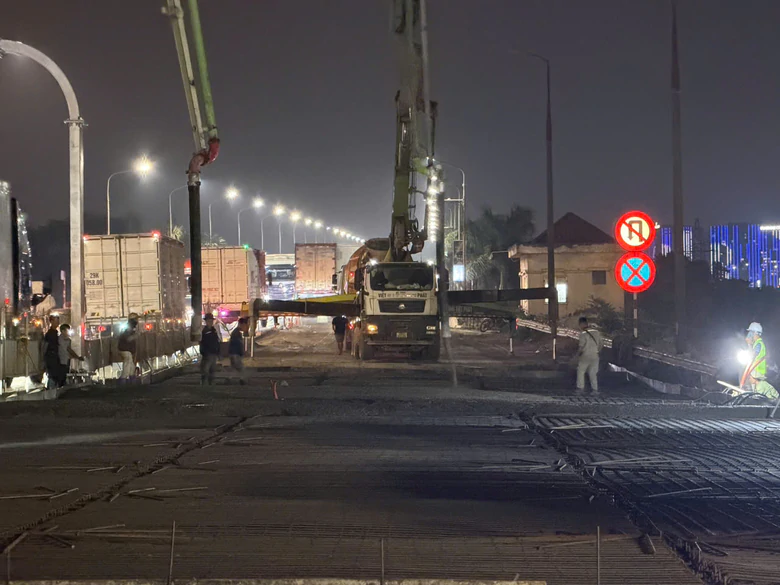 Hà Nội: Công nhân xuyên đêm thi công trạm cân tự động tại đầu cầu Thăng Long - Ảnh 7.