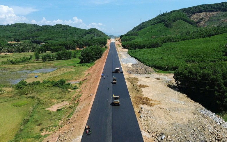 Bộ Xây dựng yêu cầu bổ sung nguồn lực, xử nghiêm nhà thầu chậm, bứt tốc giải ngân - Ảnh 1.