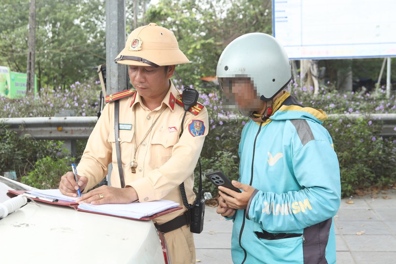 Hà Nội: CSGT xử lý hơn 500 tài xế vi phạm an toàn đường sắt, nhiều xe bị phạt nguội- Ảnh 4.