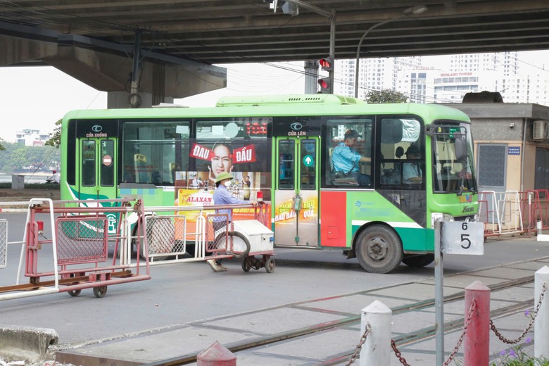 Hà Nội: CSGT xử lý hơn 500 tài xế vi phạm an toàn đường sắt, nhiều xe bị phạt nguội- Ảnh 2.