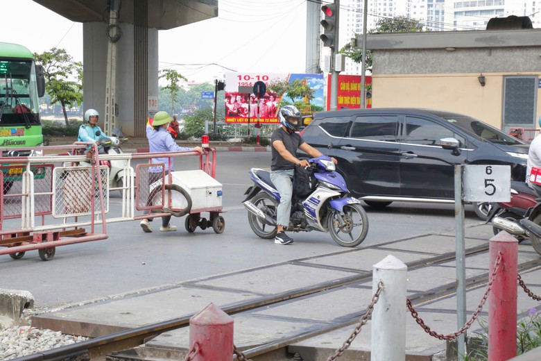 Hà Nội: CSGT xử lý hơn 500 tài xế vi phạm an toàn đường sắt, nhiều xe bị phạt nguội- Ảnh 3.