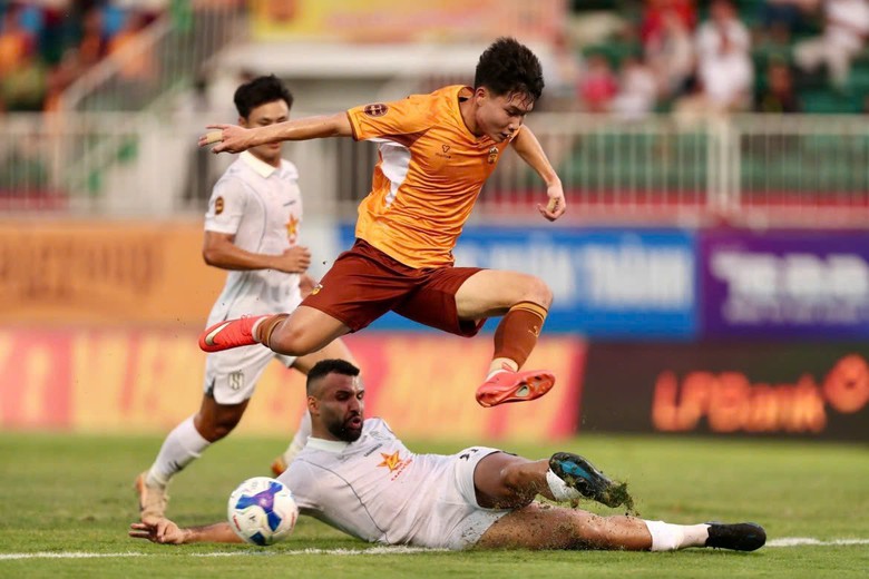 V-League: Thắng dễ HAGL, Sông Lam Nghệ An tạm chiếm ngôi đầu bảng- Ảnh 1.