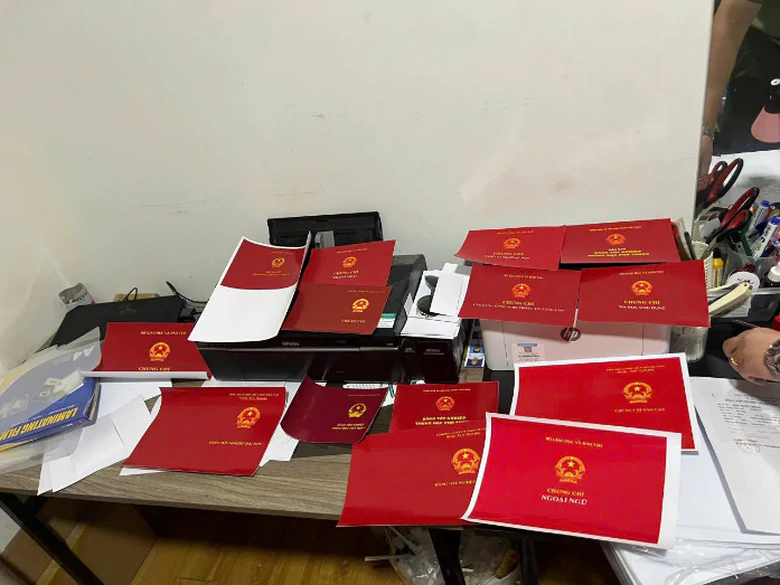 Hà Nội: Khởi tố hai giảng viên đại học tiếp tay đường dây làm giả văn bằng, chứng chỉ- Ảnh 1.