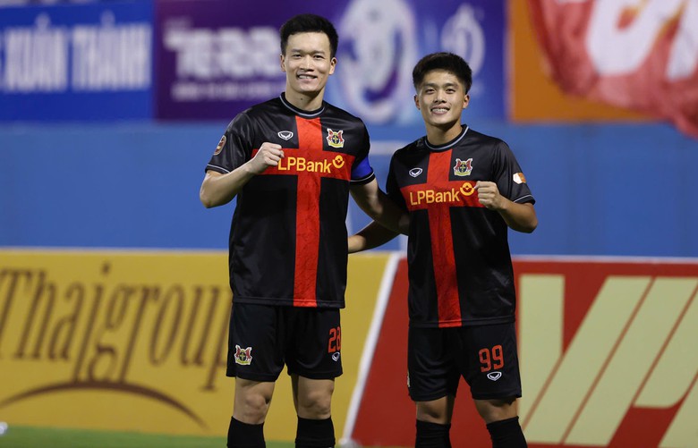 HLV Chu Đình Nghiêm và CLB Ninh Bình được vinh danh ở V-League - Ảnh 1.