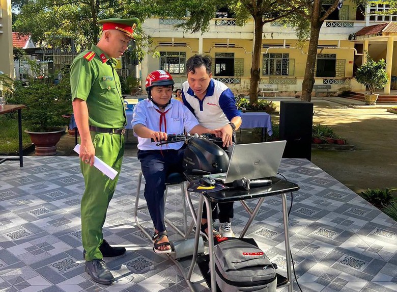 Lâm Đồng: Gần 2.500 học sinh được tuyên truyền pháp luật, kỹ năng giao thông an toàn- Ảnh 1.