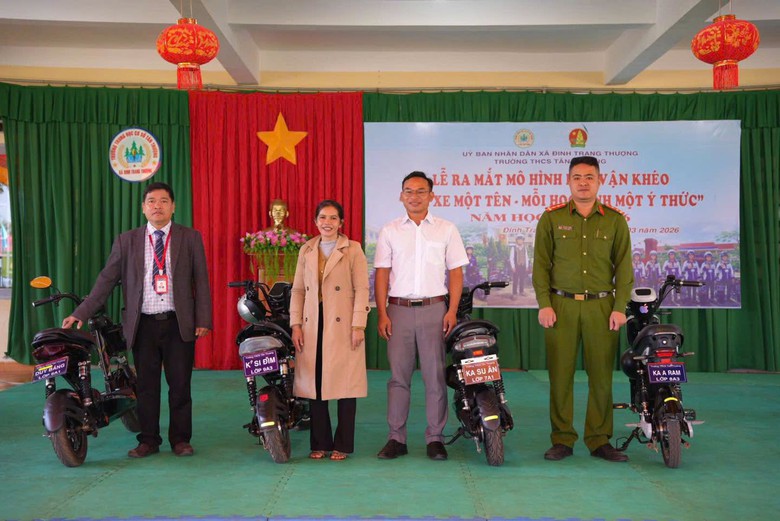 Lâm Đồng: Gắn biển nhận diện xe đạp điện, nâng cao ý thức giao thông cho học sinh- Ảnh 1.