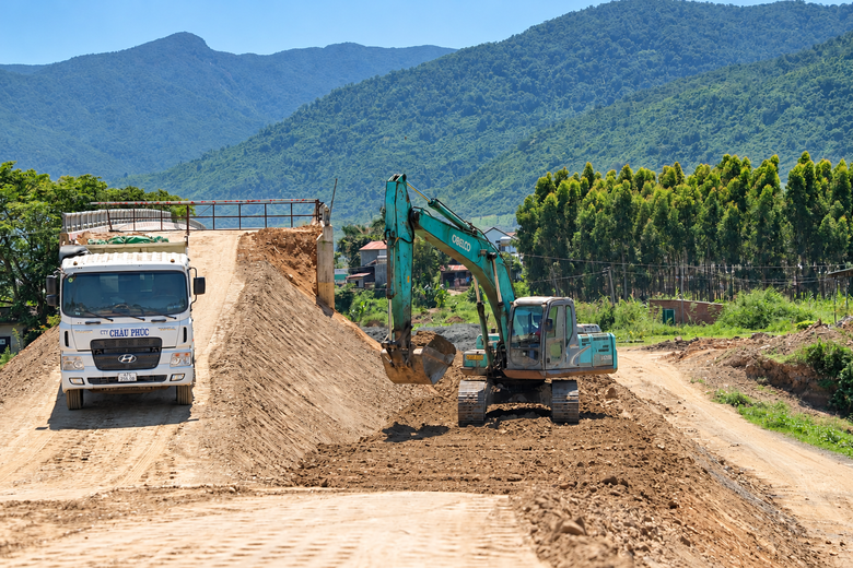 Đắk Lắk: Cầu Krông Bông tăng tốc về đích sau khi gỡ vướng mặt bằng, đất đắp- Ảnh 5.