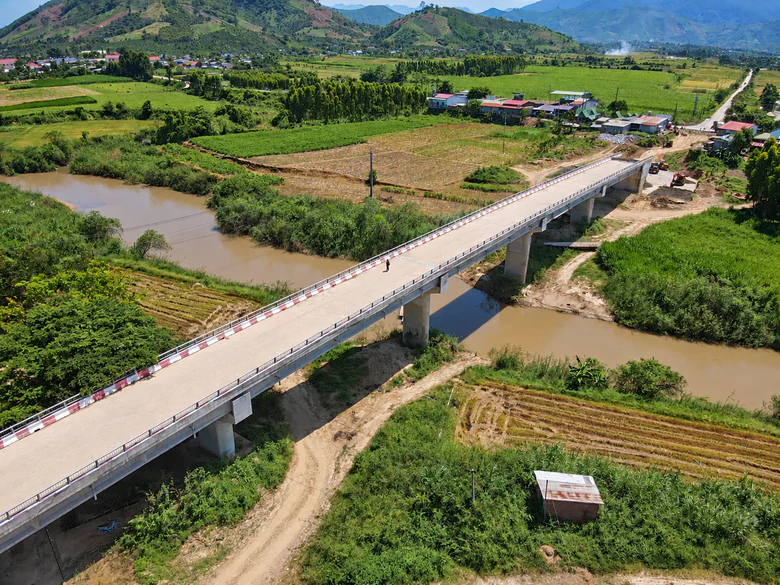 Đắk Lắk: Cầu Krông Bông tăng tốc về đích sau khi gỡ vướng mặt bằng, đất đắp- Ảnh 2.