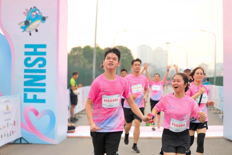 Hơn 2.000 vận động viên tranh tài tại giải chạy “Run For Love” của Vietnam Airlines - Ảnh 8.