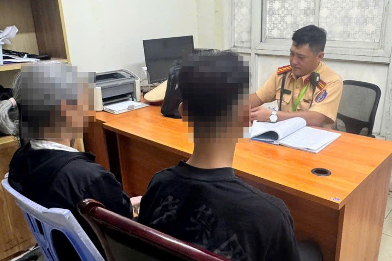 Hai nam sinh 15 tuổi lạng lách trên đường phố Hà Nội, phụ huynh bị phạt 9 triệu đồng- Ảnh 3.