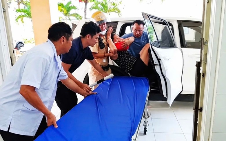 Lâm Đồng: CSGT mở đường đưa người phụ nữ đi cấp cứu khẩn cấp- Ảnh 1.