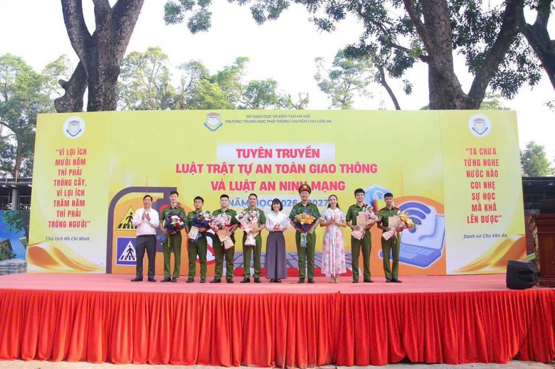 Trường học Hà Nội tăng cường giáo dục pháp luật cho học sinh- Ảnh 4.