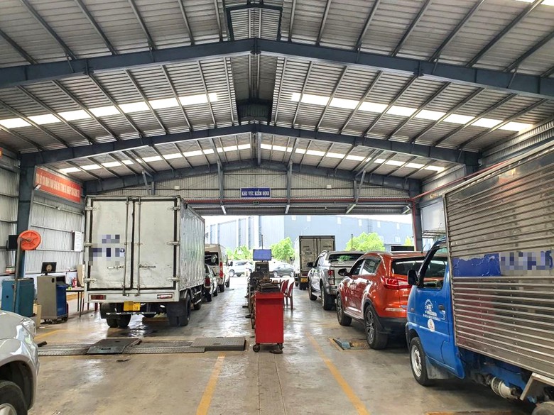 Xe vận tải thiếu, sai biểu trưng có thể trượt đăng kiểm - Ảnh 1.