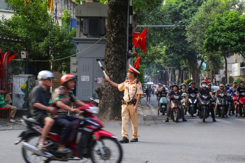 CSGT Hà Nội sẽ tăng cường xử lý xe dừng đỗ trái phép trước cổng trường- Ảnh 2.