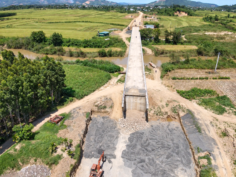 Đắk Lắk: Cầu Krông Bông tăng tốc về đích sau khi gỡ vướng mặt bằng, đất đắp- Ảnh 12.