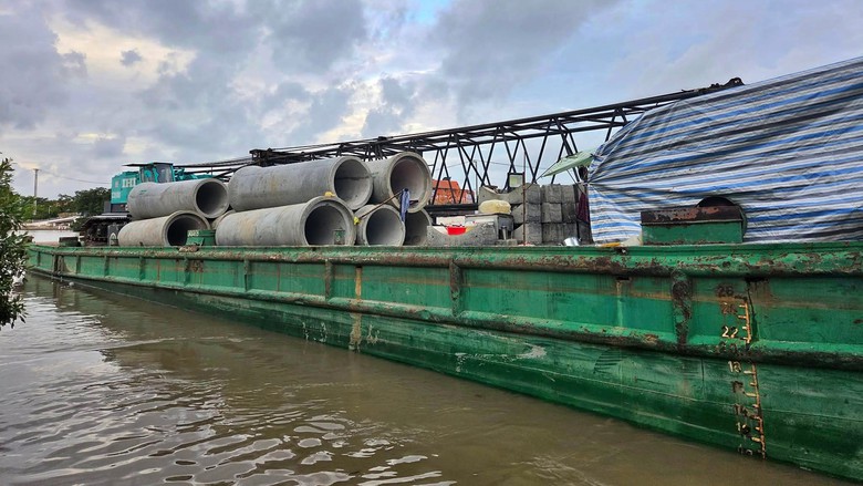 Toàn cảnh cầu Nông Sản Thực Phẩm ở Cà Mau bị sà lan va chạm, gây lệch một góc 70cm  - Ảnh 7.