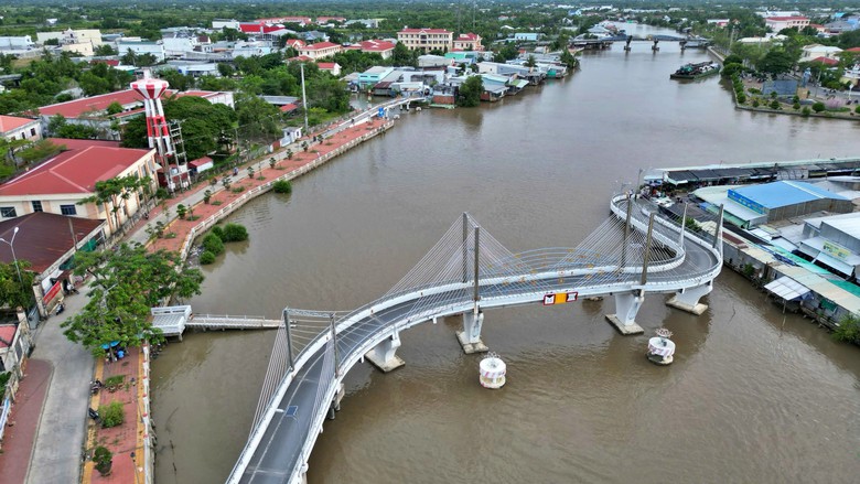 Cà Mau: Hạn chế giao thông thủy sửa chữa cầu bị sà lan va chạm, gây lệch nhịp giữa- Ảnh 1.