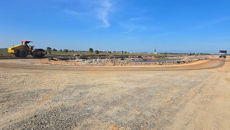 Đẩy nhanh thi công dự án tuyến đường kết nối Cảng hàng không Quảng Trị với QL1- Ảnh 2.
