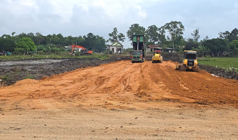 Đẩy nhanh thi công dự án tuyến đường kết nối Cảng hàng không Quảng Trị với QL1- Ảnh 11.