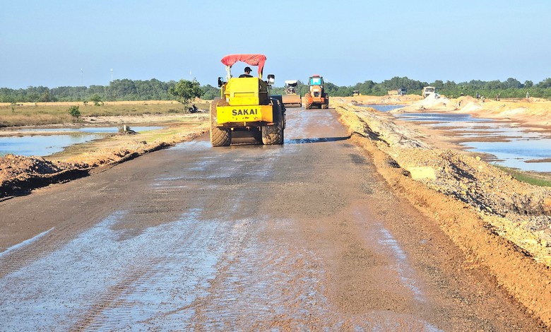 Đẩy nhanh thi công dự án tuyến đường kết nối Cảng hàng không Quảng Trị với QL1- Ảnh 6.