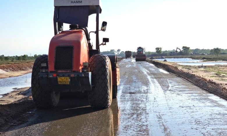 Đẩy nhanh thi công dự án tuyến đường kết nối Cảng hàng không Quảng Trị với QL1- Ảnh 9.