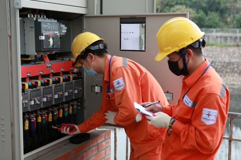 Khẩn trương xem xét phương án giảm thuế tiêu thụ đặc biệt với xăng về 0% và giảm giá điện- Ảnh 1.