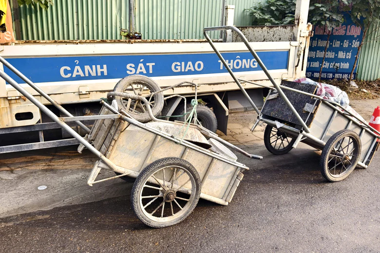 CSGT xử lý loạt xe máy cũ, xe tự chế kéo chở hàng gây nguy hiểm ven Đại lộ Thăng Long- Ảnh 9.