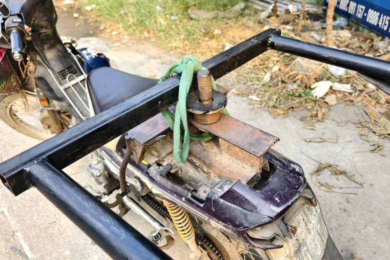 CSGT xử lý loạt xe máy cũ, xe tự chế kéo chở hàng gây nguy hiểm ven Đại lộ Thăng Long- Ảnh 4.
