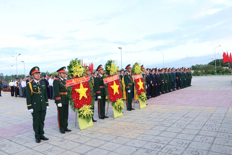 Khánh Hòa: Trang nghiêm, xúc động lễ truy điệu và an táng 25 hài cốt liệt sĩ- Ảnh 1.