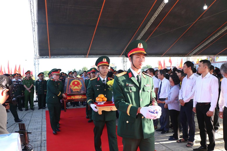Khánh Hòa: Trang nghiêm, xúc động lễ truy điệu và an táng 25 hài cốt liệt sĩ- Ảnh 3.