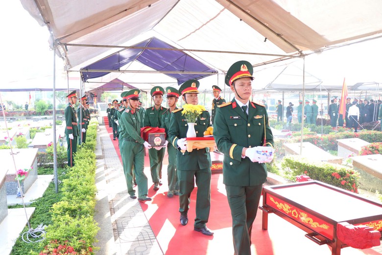 Khánh Hòa: Trang nghiêm, xúc động lễ truy điệu và an táng 25 hài cốt liệt sĩ- Ảnh 4.