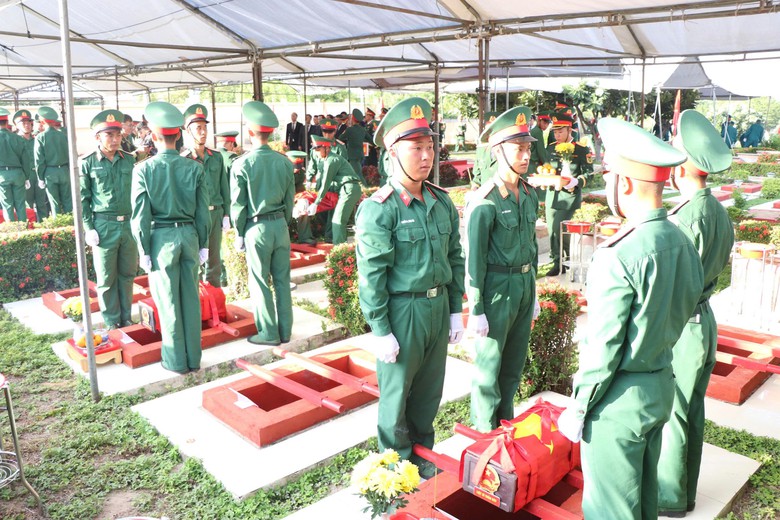 Khánh Hòa: Trang nghiêm, xúc động lễ truy điệu và an táng 25 hài cốt liệt sĩ- Ảnh 6.