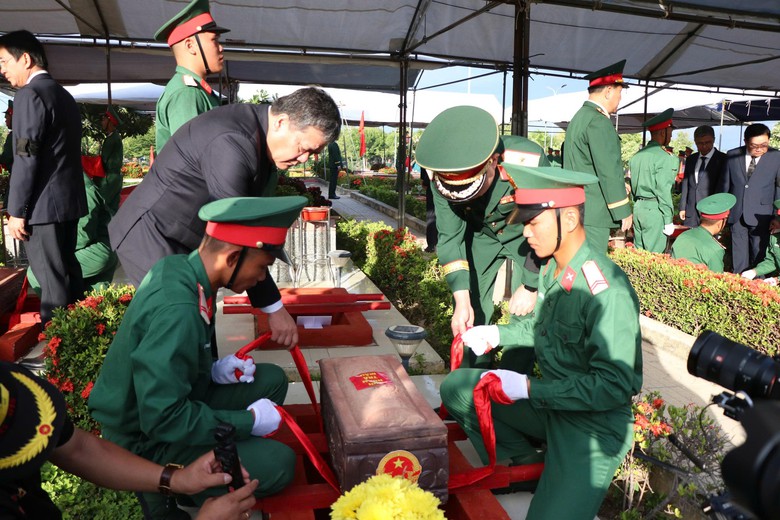 Khánh Hòa: Trang nghiêm, xúc động lễ truy điệu và an táng 25 hài cốt liệt sĩ- Ảnh 7.