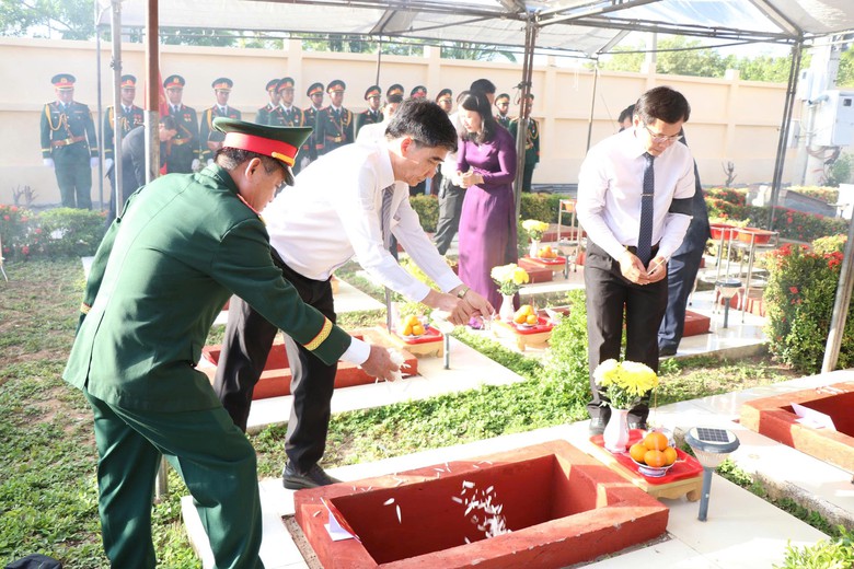 Khánh Hòa: Trang nghiêm, xúc động lễ truy điệu và an táng 25 hài cốt liệt sĩ- Ảnh 8.