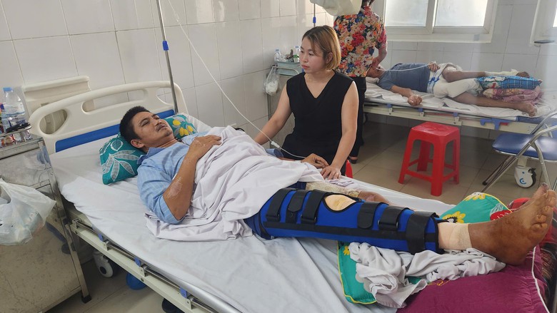 Bố nguy kịch trong viện, mẹ chăm nom, 3 con thơ bàng hoàng khi nhà cháy sập- Ảnh 1.