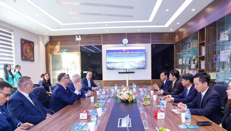 Đoàn đại biểu cấp cao Ba Lan tham quan thực tế tại tổ hợp công nghệ cao CNCTech- Ảnh 2.