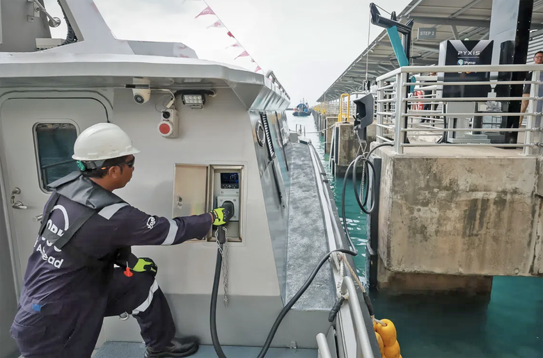 Singapore chi mạnh thúc đẩy tàu cảng chạy điện - Ảnh 1.