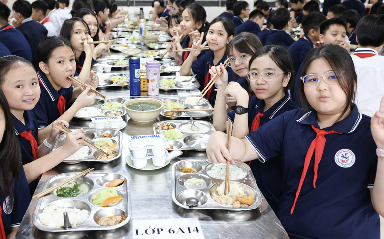 Bộ Giáo dục và Đào tạo đề xuất siết quy trình tổ chức bữa ăn học đường - Ảnh 1.