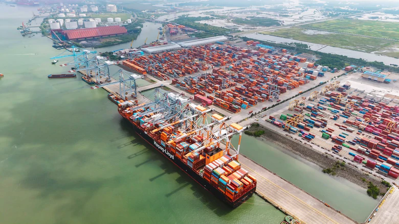 Nghịch lý mua tàu nghìn tỷ rồi cho thuê - Ảnh 1.