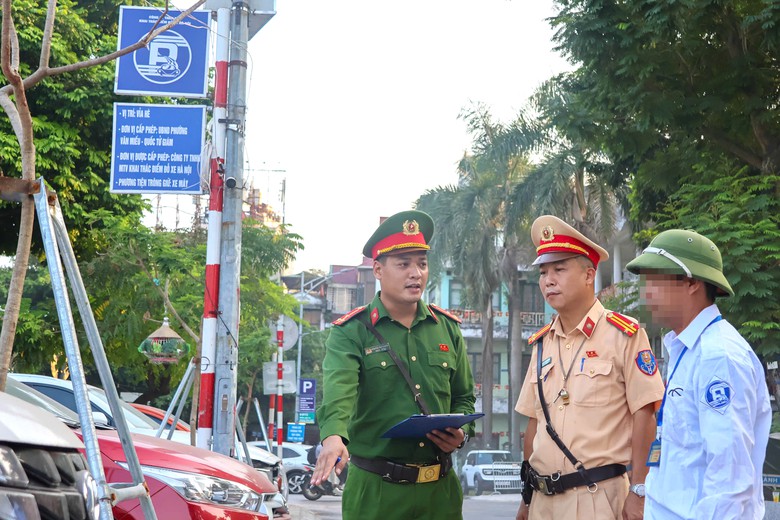 Cảnh sát Hà Nội xử lý nhiều điểm trông giữ xe vi phạm, để ô tô chiếm vỉa hè- Ảnh 3.