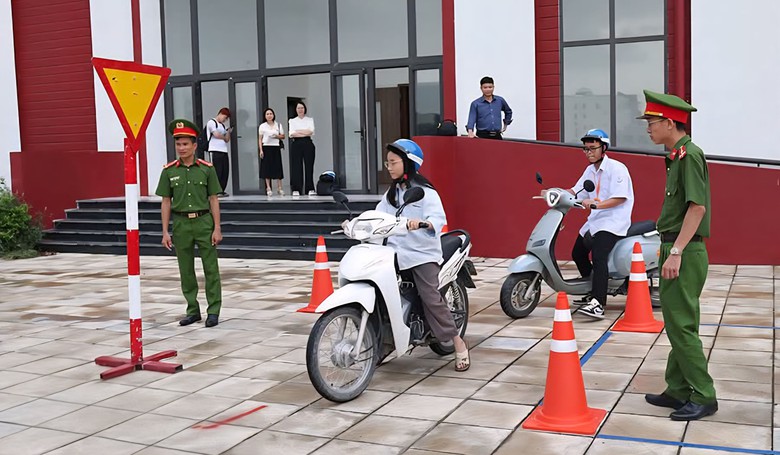 Ninh Bình xây dựng mô hình “Trường học an toàn giao thông” tại Đại học Hoa Lư- Ảnh 2.