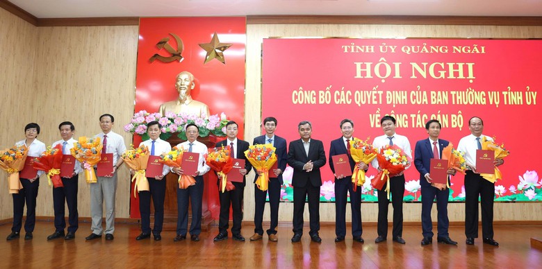 Quảng Ngãi điều động, luân chuyển hàng loạt cán bộ- Ảnh 2.