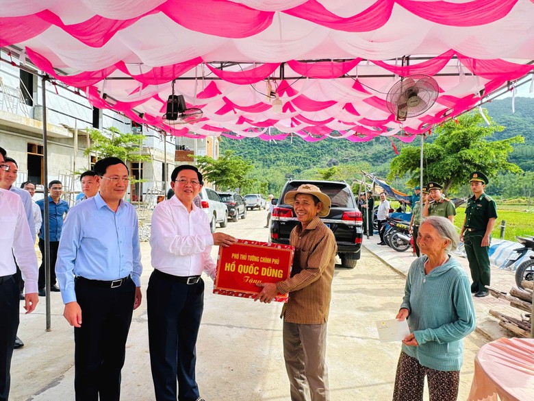 Phó Thủ tướng Hồ Quốc Dũng thăm người dân tái định cư vùng sạt lở ở Gia Lai- Ảnh 5.