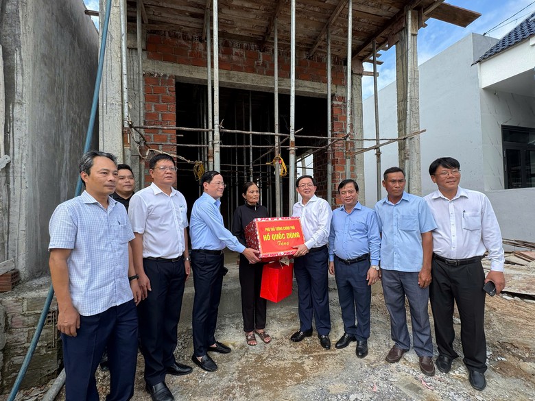 Phó Thủ tướng Hồ Quốc Dũng thăm người dân tái định cư vùng sạt lở ở Gia Lai- Ảnh 2.