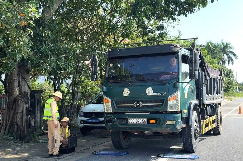 Quảng Trị: Xử lý 40 trường hợp xe quá tải, dự kiến phạt 608 triệu đồng- Ảnh 2.