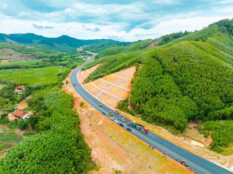 Đèo Cả thưởng 1 tỷ đồng, khích lệ thi đua đưa cao tốc Khánh Hòa-Buôn Ma Thuột về đích sớm - Ảnh 2.