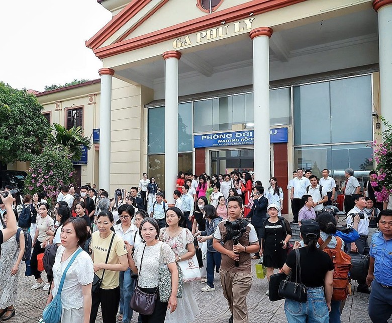 Tàu Nghệ An dừng ga Phủ Lý, phục vụ người dân đi khám chữa bệnh - Ảnh 1.