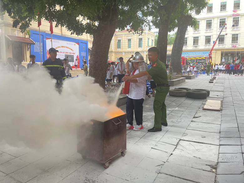Hà Nội: Trường học tăng cường giáo dục, thực hành kỹ năng an toàn cho học sinh- Ảnh 13.