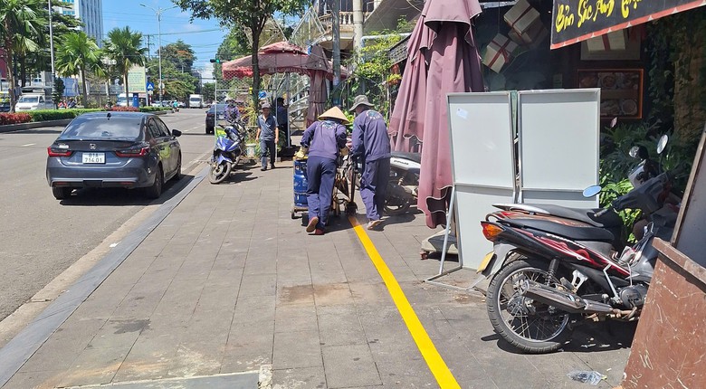 Gia Lai: Kẻ vạch phân khu vực vỉa hè đô thị hạn chế lấn chiếm kinh doanh- Ảnh 1.
