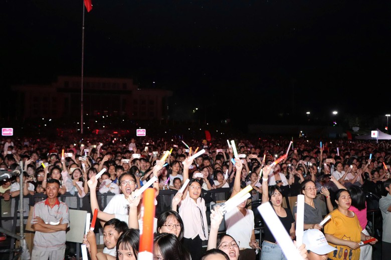 Lai Châu: Hàng nghìn khán giả hòa mình trong đêm đại nhạc hội Viettel Y-Fest 2026 - Ảnh 6.